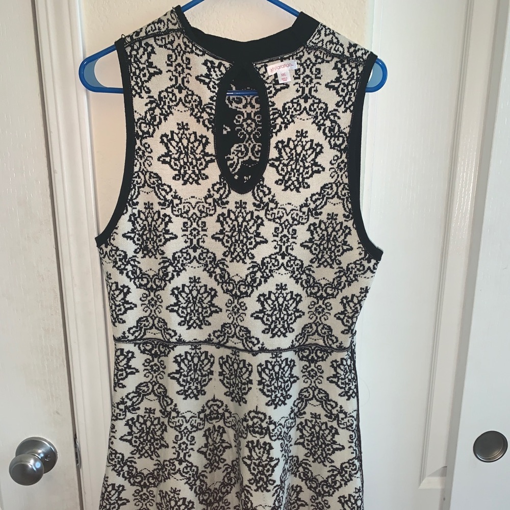 A black and white pattern dress.